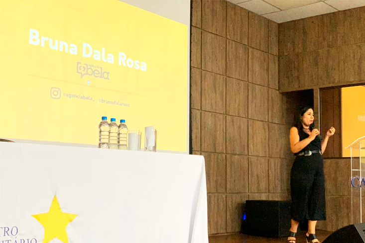 Bruna, cofundadora da Agência Bela participa da noite de egressos na SemanCo.